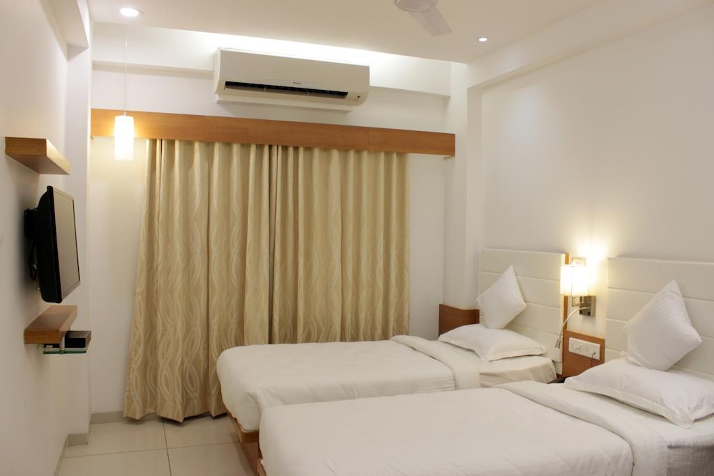 Hotel Ashray Inn Ахмедабад Номер фото