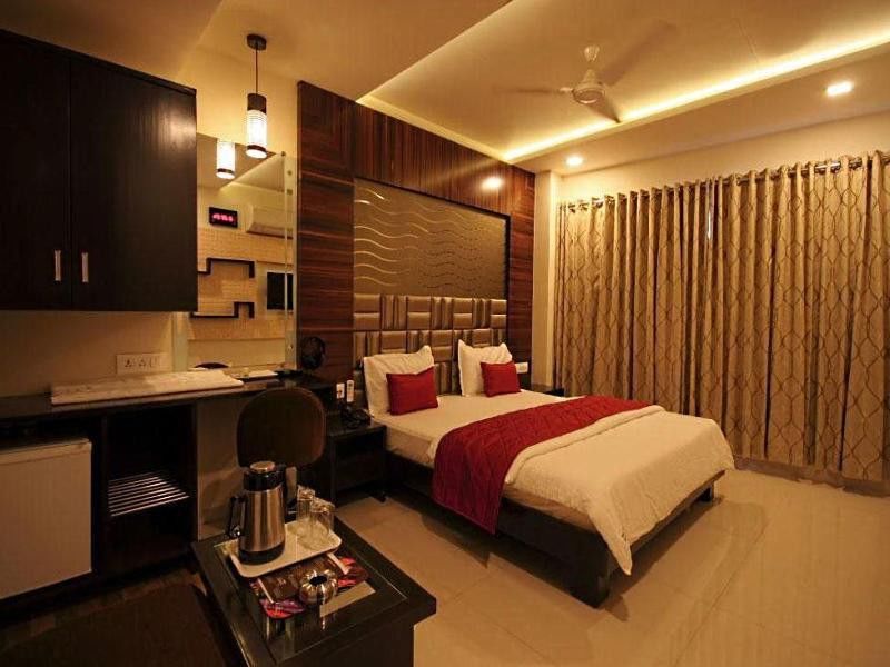 Hotel Ashray Inn Ахмедабад Экстерьер фото
